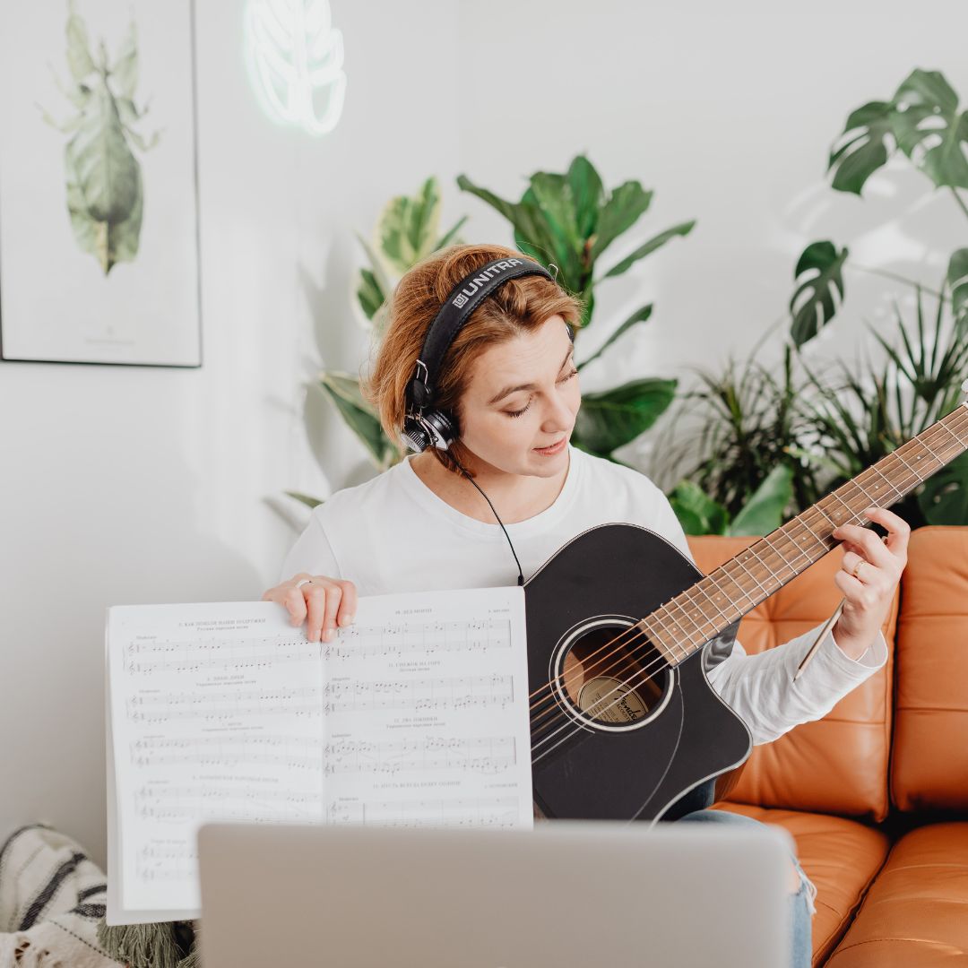 Online acoustic guitar classes in india